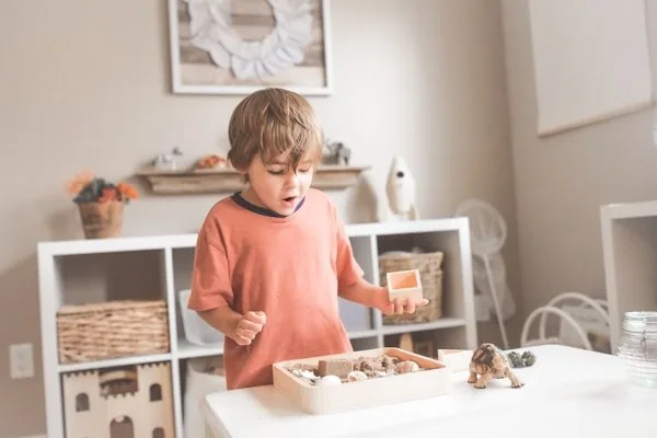 Niño aprendiendo a través del juego en casa