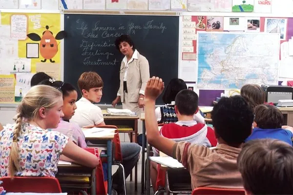 Niños aprendiendo en un salón de clases