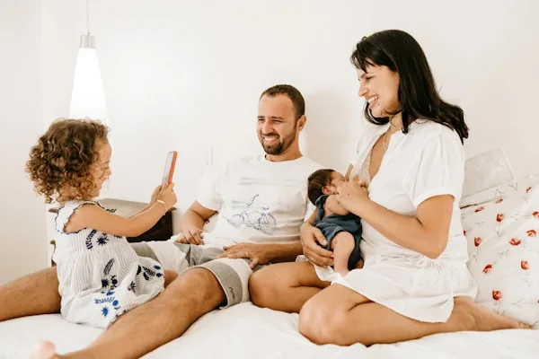Familia compartiendo tiempo en casa